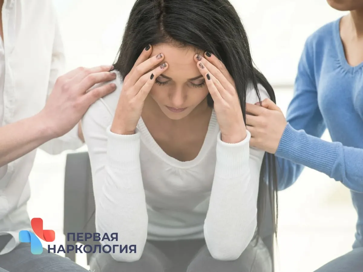 Девушка держится за голову